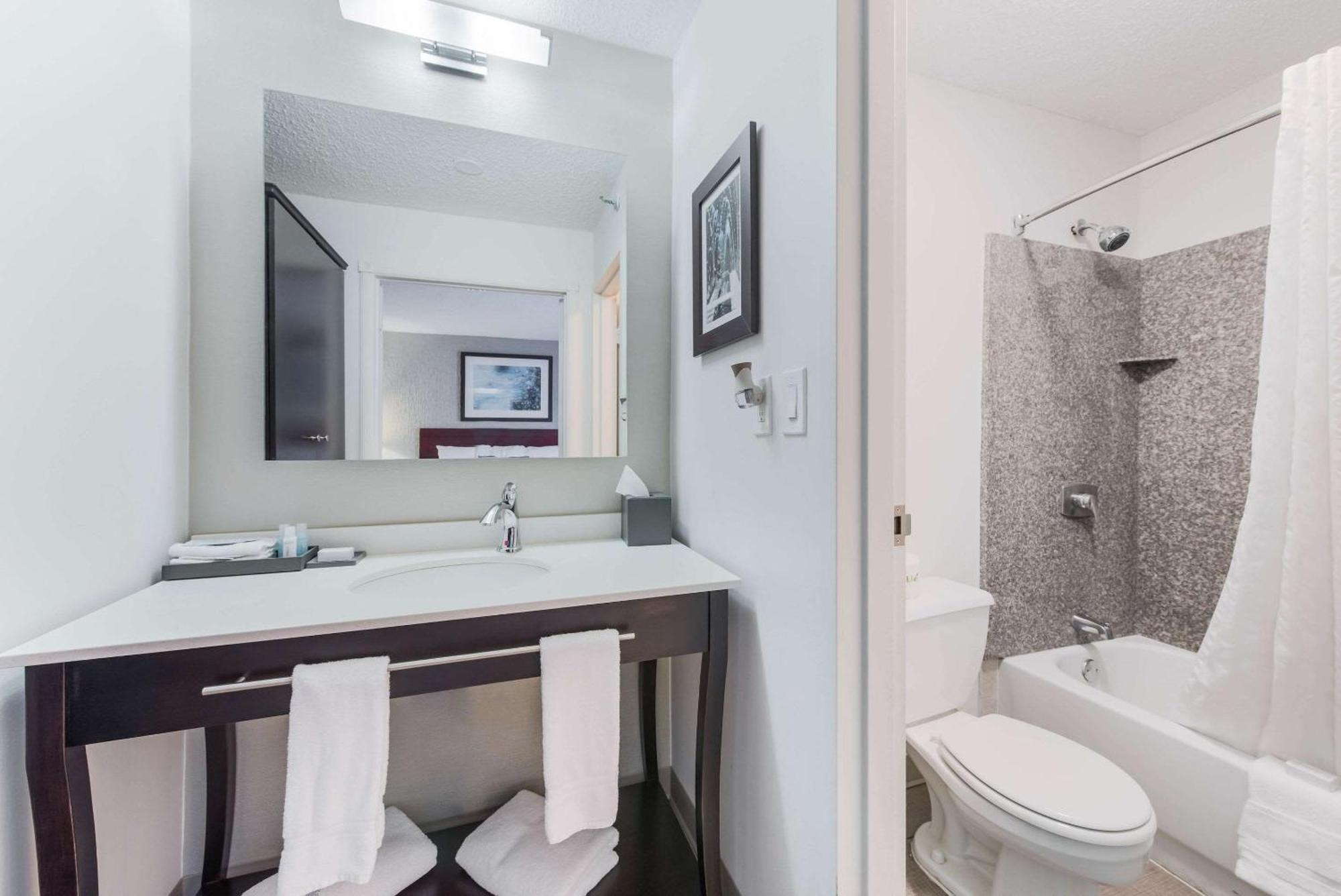 The Blu Hotel Blue Ash Cincinnati, Ascend Hotel Collection Extérieur photo